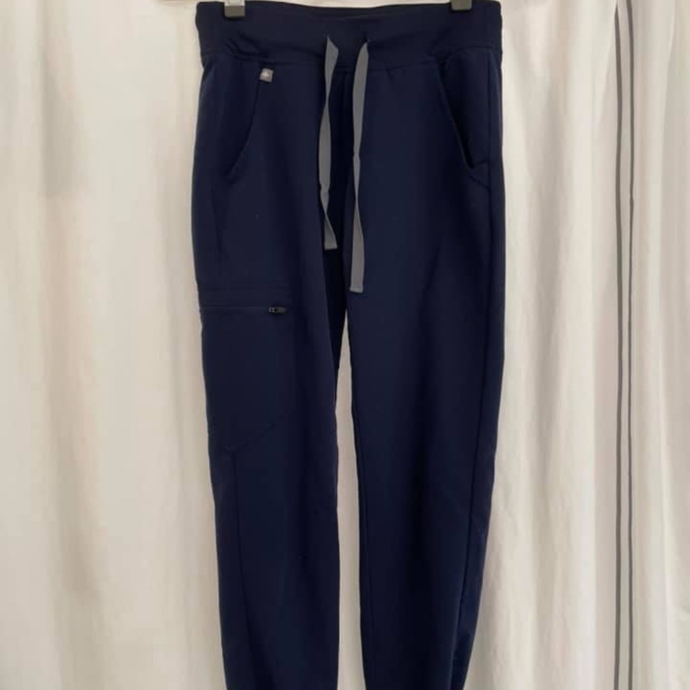 FIGS women Jogger Scrubs